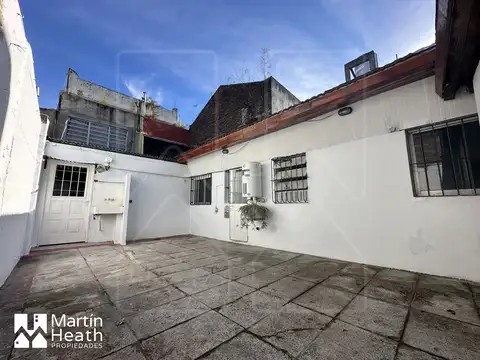 PH 3amb con patio y gran baulera. 2 baños. NO se abonan expensas, Gas, Aysa ni ABL. (Todo incluido)