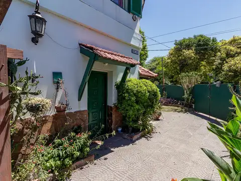 Casa 8 ambientes con 4 baños