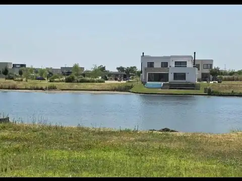 NEV. Lote a la laguna en Puertos del Lago - barrio Riberas