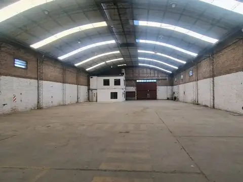 Amplio galpón en alquiler en zona sur