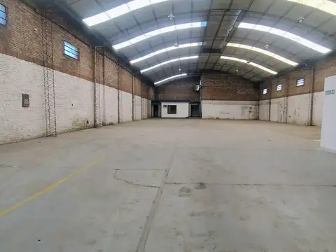 Amplio galpón en alquiler en zona sur