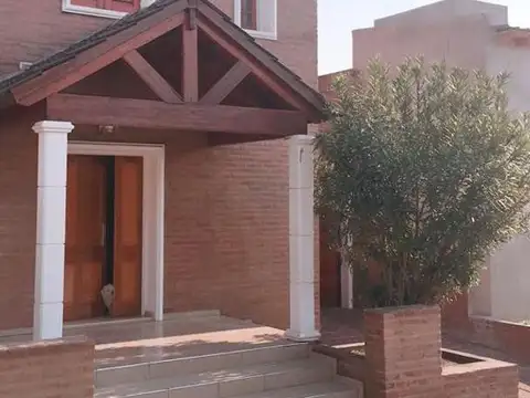 Casa 4 ambientes con 2 baños