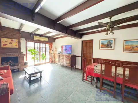Casa 4 ambientes con 2 baños