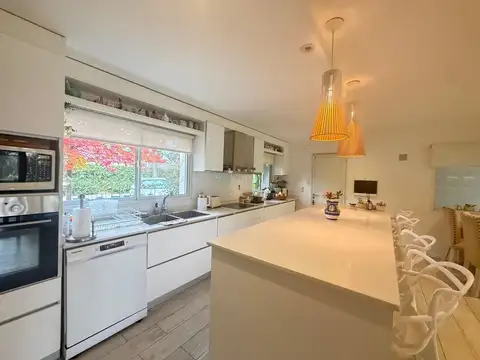 Casa en Venta con 4 cocheras