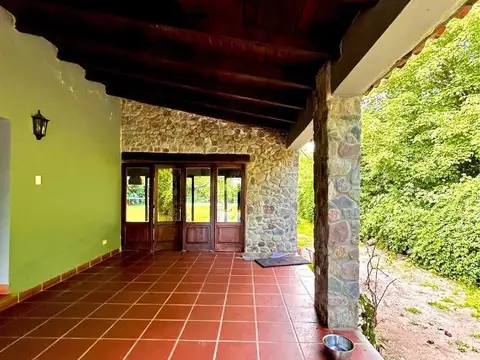 Casa en Alquiler con 4 cocheras