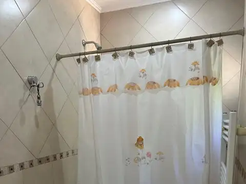 Casa 10 ambientes con 2 baños