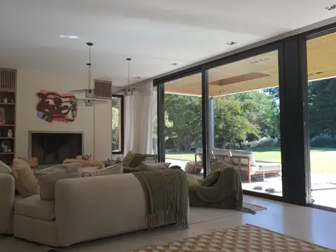 Casa 8 ambientes con 6 baños