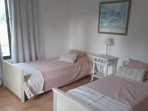 Casa en Alquiler con 2 cocheras