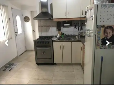 Casa 3 ambientes con entrada auto reciclada a nuevo Berazategui centro