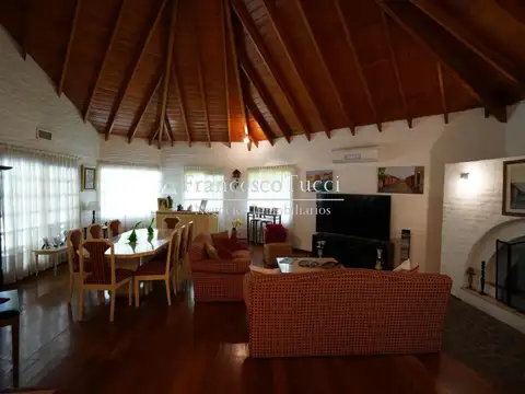 Casa en Venta con 2 cocheras