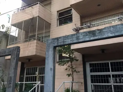 Amplio 2 amb con Cochera , gran Balcón. México y Jujuy,