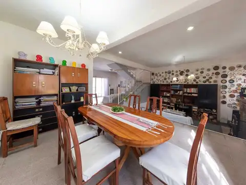 Casa 6 ambientes con 2 baños