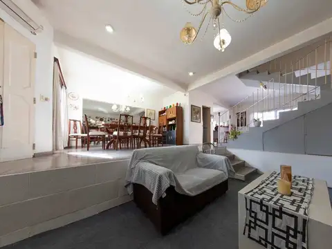 Casa en Venta con 3 cocheras