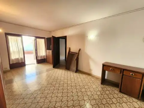 Casa 10 ambientes con 2 baños