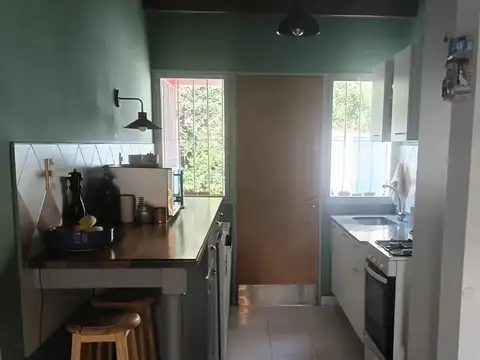 Casa 8 ambientes con 2 baños