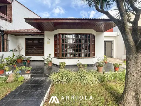 LA FLORIDA. Casa 4 amb. en lote 10 x 34