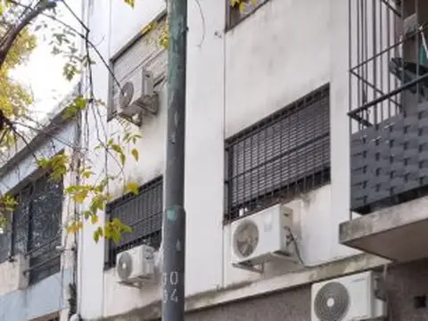 VILLA LURO 2 AMBIENTES FRENTE BALCON 3 PISO ESCALERA MUY BUEN ESTADO GENERAL Y UBICACION , BUEN...
