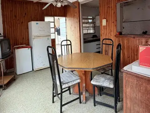 Se vende casa sobre 25 de mayo 2100