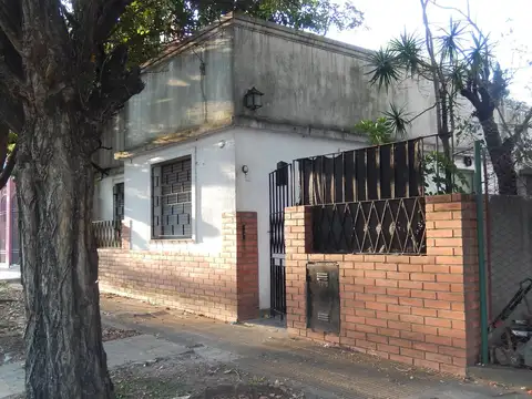 VENTA DE CASA EN LOTE PROPIO DE CUATRO AMB