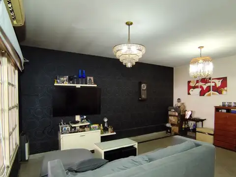 CASA EN VENTA DE 4 AMBIENTES EN MORON (NORTE) CON COCHERA CUBIERTA Y PATIO