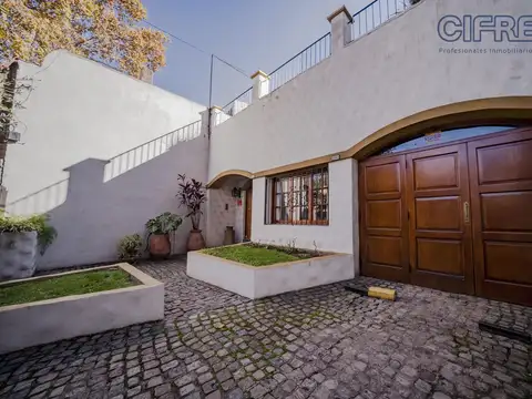 Casa 4 ambientes con jardín y piscina en 2 plantas en Villa Pueyrredón.