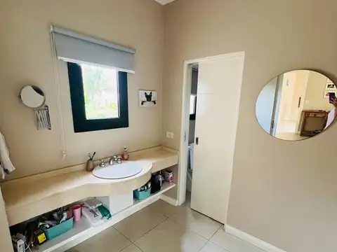 Casa 5 ambientes con 4 baños
