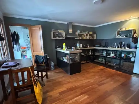 Casa de 6 ambientes con parque y quincho con zonificacion R1 en Plaza Mitre