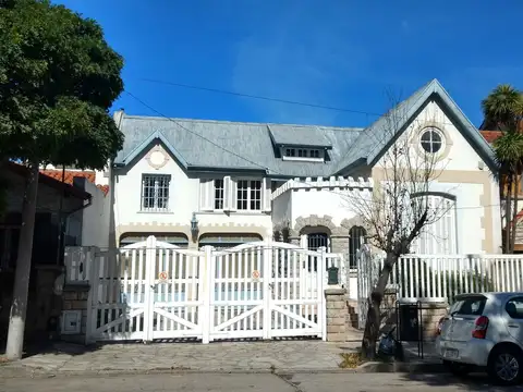 Importante chalet de estilo, en el excelente entorno de Stella Maris.