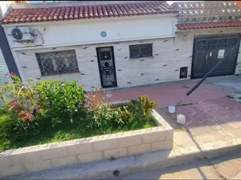 Venta casa con cochera en Piñeyro, 4 ambientes