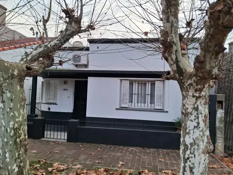 VENTA EN BLOCK, 2 CASAS SOBRE AVENIDA URQUIZA.