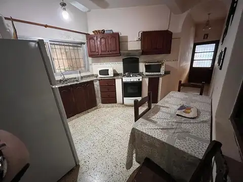 VENDO IMPORTANTE CASA EN PLENO CENTRO DE LA CIUDAD DE ESQUIN