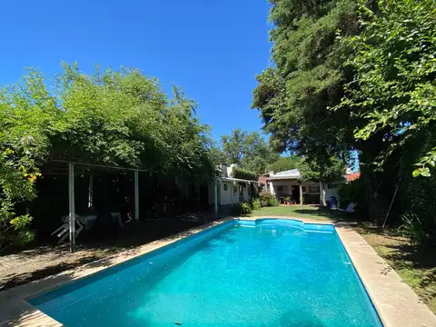 Casa de 5 ambientes con pileta y quincho en Burzaco EXCELENTE  