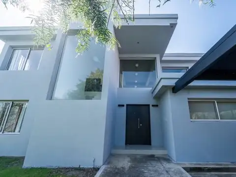 Casa en Venta con 2 cocheras