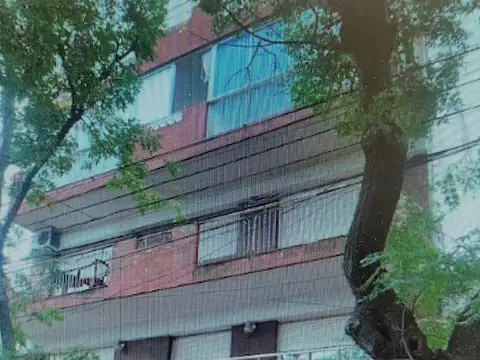 Alquiler departamento de 3 ambientes amplios al frente con balcón en Parque Patricios.