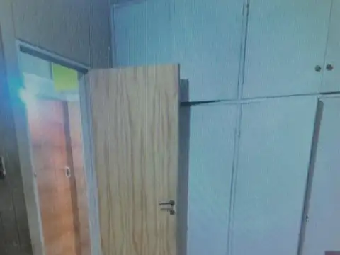 Alquiler departamento de 3 ambientes amplios al frente con balcón en Parque Patricios.