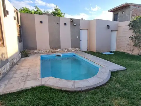 Casa con pileta. 3 habitaciones. 3 baños. Capital