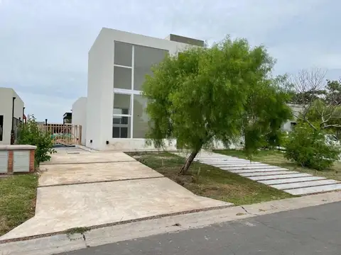 Casa en Venta en Pilar del Este Santa Elena 4 ambientes