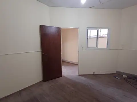 Inmejorable oportunidad! PH 4 ambientes + Dependencia de 2 ambientes. Patio. Cochera. 160 m2 totales. APTO CREDITO