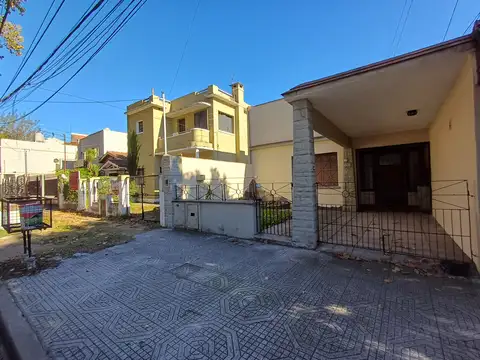 Inmejorable oportunidad! PH 4 ambientes + Dependencia de 2 ambientes. Patio. Cochera. 160 m2 totales. APTO CREDITO
