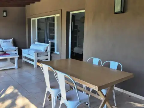 Casa en Alquiler con 2 cocheras