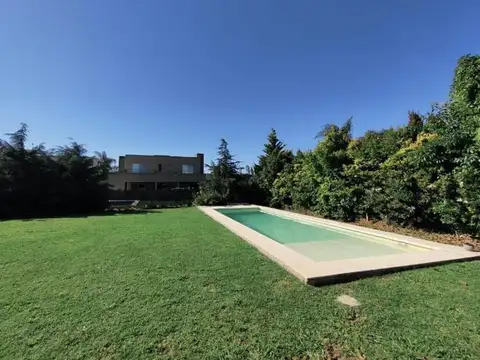 Casa con pileta en Santa Guadalupe Pilar del Este