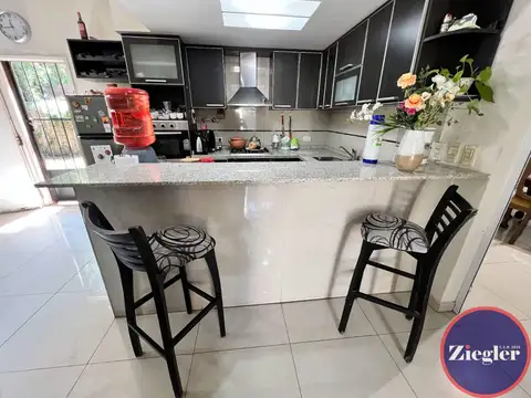 Casa 5 ambientes con 2 baños