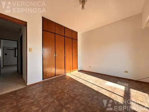 Departamento de dos ambientes con balcon al frente en alquiler en centro comercial Moron