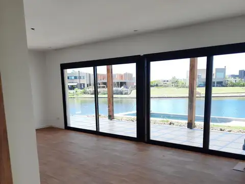 Casa 6 ambientes con 4 baños