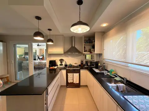 Excelente casa constructiva, fondo pulmón verde