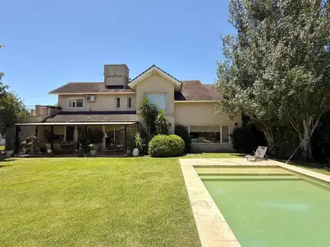Excelente casa constructiva, fondo pulmón verde