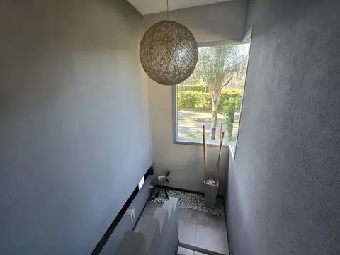 Casa moderna, apta crédito en el barrio La Damasia : 4 dormitorios ( suite) lote interno!