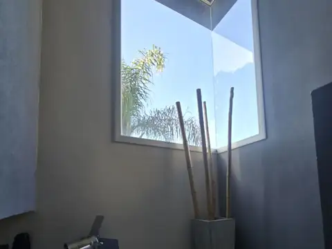 Casa moderna, apta crédito en el barrio La Damasia : 4 dormitorios ( suite) lote interno!