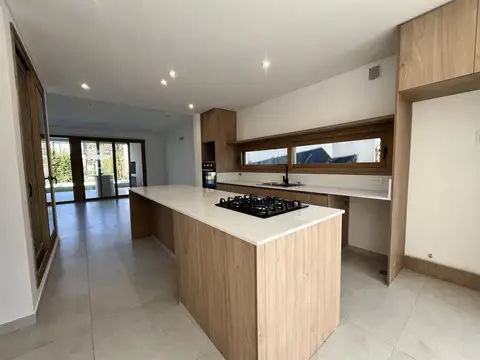Casa 7 ambientes con 4 baños