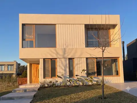 Casa a la venta en el Barrio Carpinchos Nordelta